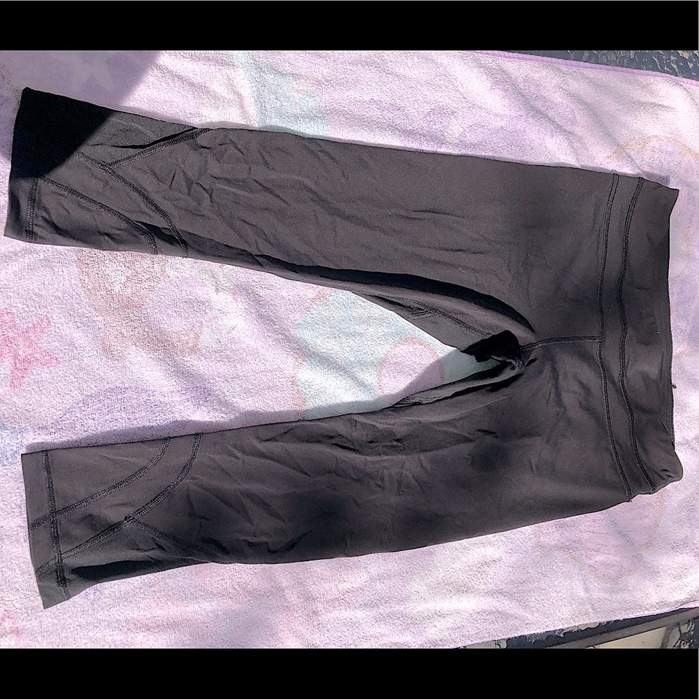 Lululemon Crop Athletic Tights - barely worn - size 8